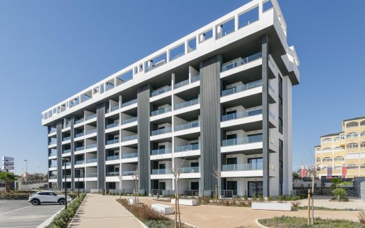 NEW BUILD GATED URBANIZATION IN TORREVIEJA ONLY 700M FROM THE BEACH