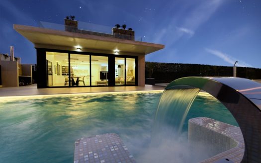 VILLAS DE NOUVELLE CONSTRUCTION À 250 m DE LA PLAGE À CAMPOAMOR