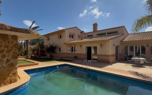Villa for sale in Los Nietos