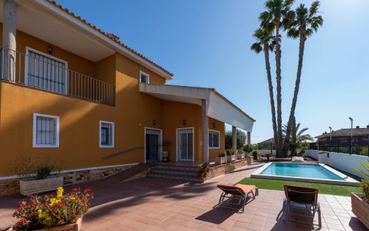 Rymlig 5-sovrum Finca i Orihuela