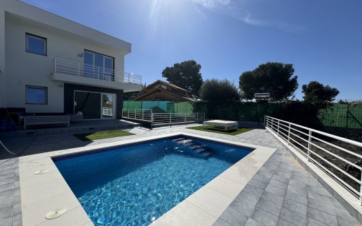 Tilava 4 makuuhuoneen villa yksityisellä uima-altaalla Torreviejassa