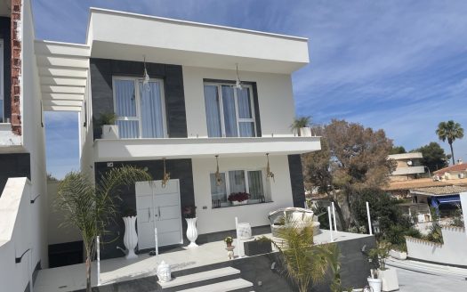 Tilava 4 makuuhuoneen villa Torreviejassa