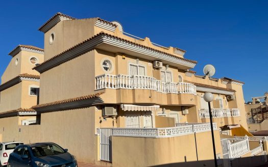 Acogedora casa adosada de 2 dormitorios en Orihuela Costa