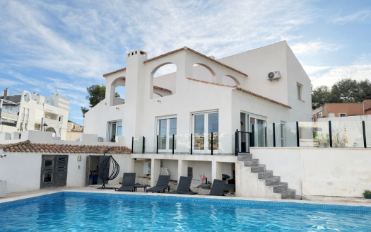 Ruime Villa met Zes Slaapkamers in Orihuela Costa